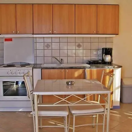 Apollon Village أنافي